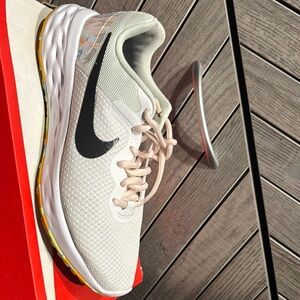Nike Women's White and Black Athletic Shoes